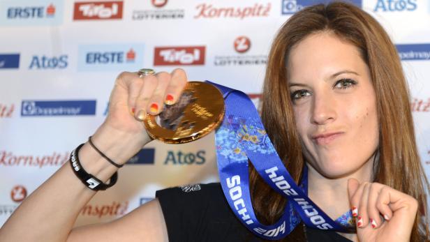 Gold-Mädel: Julia Dujmovits wünscht ihrem Trainer alles Gute: "Gönne dir etwas Zeit zum Chillen."