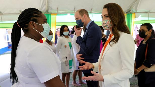 William und Kate bei ihrer Tour durch die Karibik in einem Spital in Jamaika