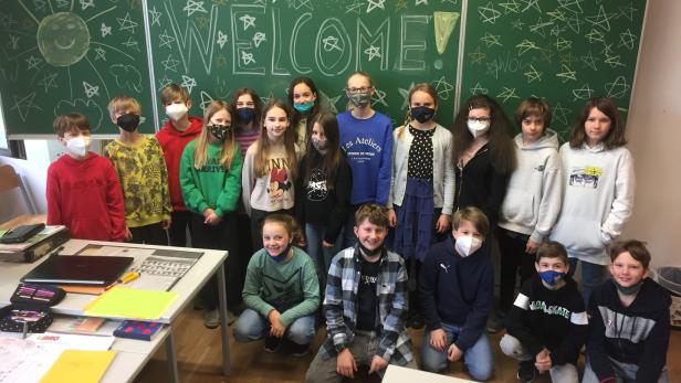 Ukrainische Lehrerinnen bringen Kindern Deutsch bei