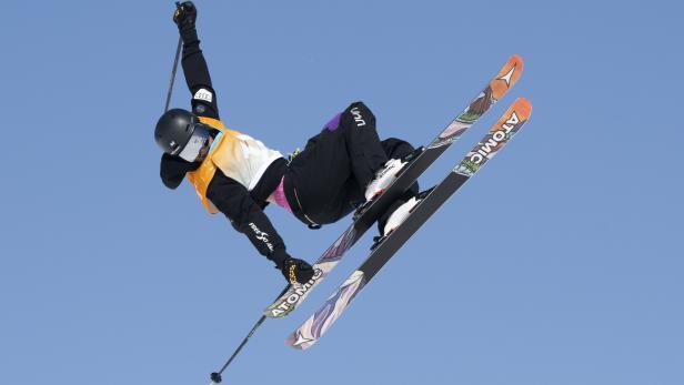 Skianfänger flog acht Meter durch die Luft und landete auf Pkw