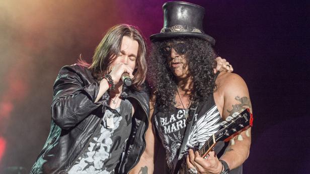 Slash spielt Gitarre, während Myles Kennedy singt.