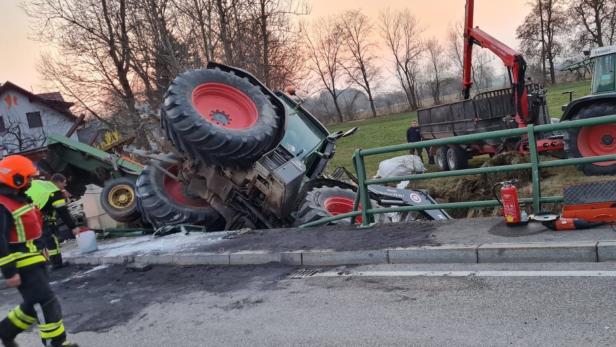 Traktor stürzte im Bezirk Amstetten von einer Brücke