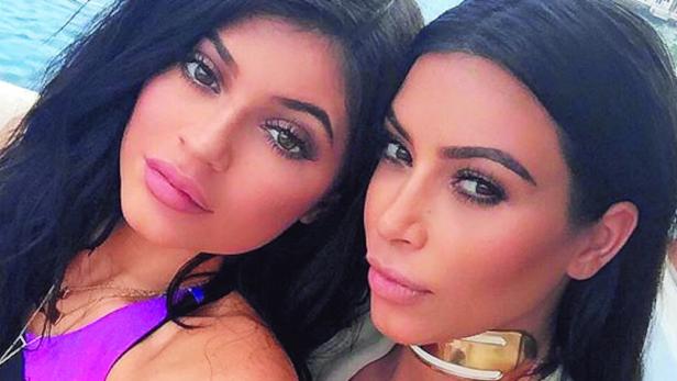 Ein Selfie von Kylie Jenner und Kim Kardashian.