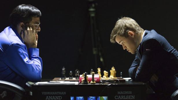 Magnus Carlsen und Viswanathan Anand während eines Schachspiels.