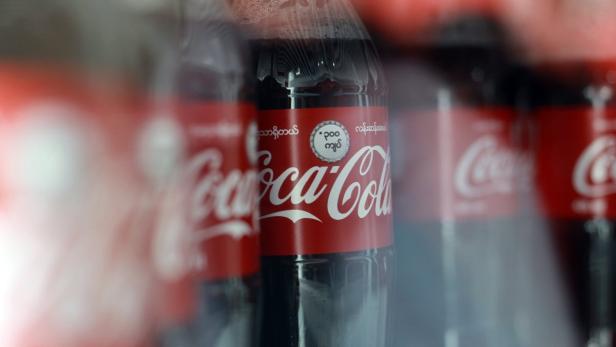 Mehrere Coca-Cola-Flaschen mit burmesischer Schrift auf dem Etikett.