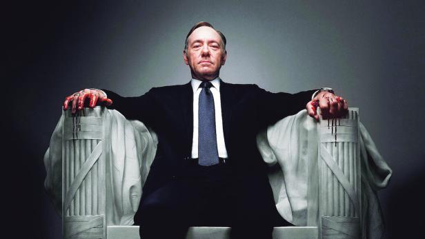 Kevin Spacey als Frank Underwood in der Fernsehserie „House of Cards“, mit blutverschmierten Händen.