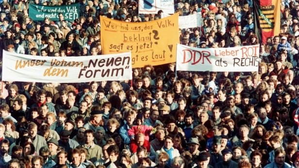 Die real existierenden Widersprüche, die die marxistischen Theoretiker nur im Kapitalismus entdecken wollten, hatten die Gesellschaft der DDR weitgehend zersetzt.