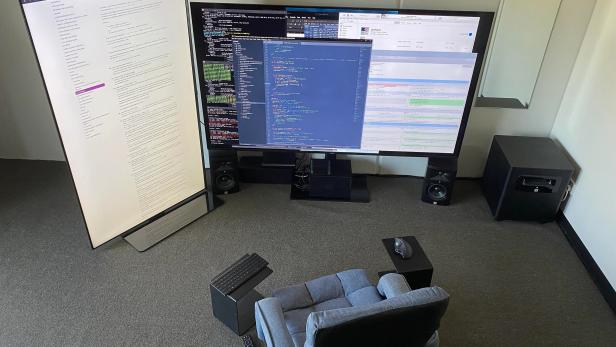 Gigantischer Fernseher als Monitor: Dieses Home Office geht viral