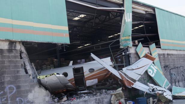 Small plane crashes into a supermarket in Temixco