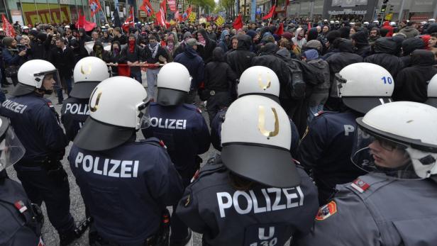 Die Stadt finanziert – über die Freunde der Wiener Polizei – moderne Schutzausrüstung um 110.000 Euro.
