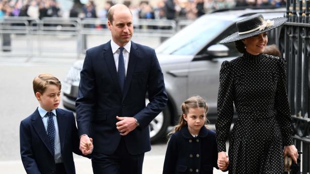 Herzogin Kate: Eleganter Auftritt mit William, George und Charlotte