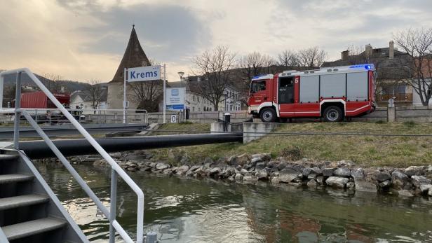 Ölfilm auf der Donau: Feuerwehr Krems errichtet Sperren