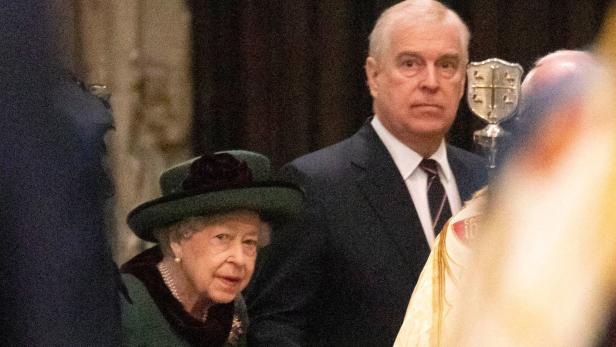 Prinz Andrew beim Gendenkgottesdienst für seinen Vater mit der Queen