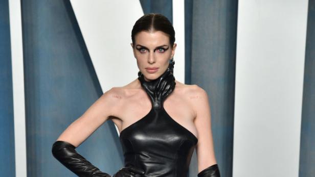 Grusel-Look: Julia Fox trug Tasche aus Menschenhaar zur Oscar-Party