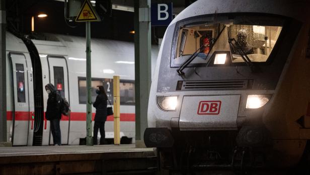 Ein ICE-Zug der Deutschen Bahn steht an einem Bahnsteig.