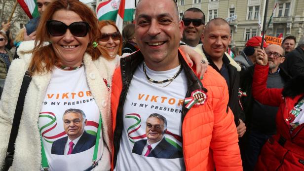Volksnaher Orbán und weggeschmissene Stimmzettel: Ungarns Wahlkampf läuft heiß
