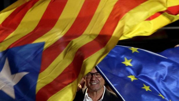 Umweht von Kataloniens Nationalflagge Estelada: Regierungschef Artur Mas