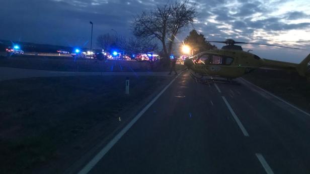 Niederösterreich: Zwei Tote und sieben Verletzte bei Unfall