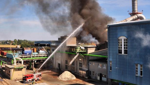 Zuckerfabrik lichterloh in Flammen