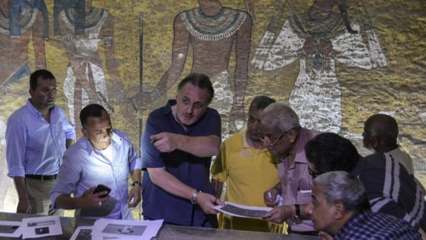 Ägyptologe Nicholas Reeves heute morgen beim Untersuchen des Grabes von Tutanchamun