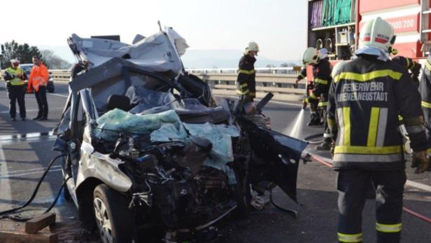 Ein schwerer Autounfall auf einer Autobahn, bei dem die Feuerwehr Wiener Neustadt im Einsatz ist.