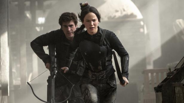 Jennifer Lawrence und Liam Hemsworth geraten im dritten „Tribute von Panem“-Film (seit 20.11. im Kino) zwischen die Fronten