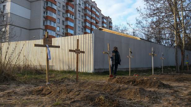 Frische Gräber in Butscha, wo mindestens 330 zivile Todesopfer entdeckt wurden