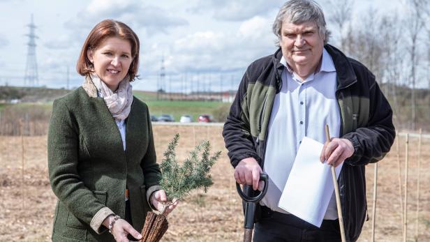 Landesrätin Michaela Langer-Weninger (ÖVP) und Projektleiter Christoph Jasser stellten das Waldlabor vor.