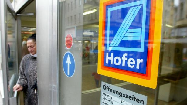 Eine Frau betritt ein Hofer-Geschäft.