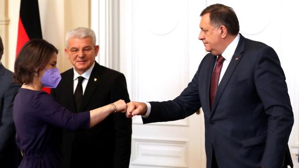 Annalena Baerbock traf vor einem Monat Serben-Führer Milorad Dodik. Nun dreht Berlin ihm den Geldhahn zu.