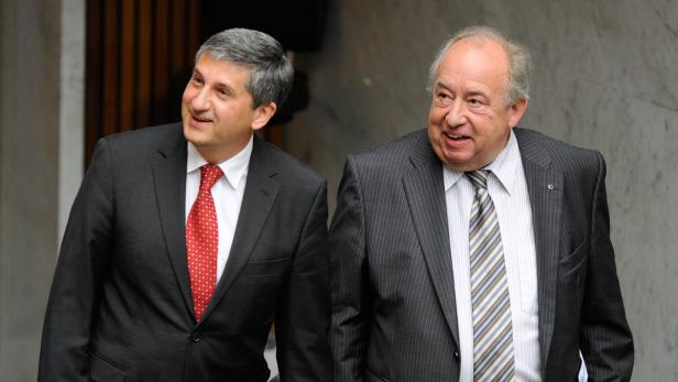 APA4003877 - 28042011 - WIEN - ÖSTERREICH: Vizekanzler Michael Spindelegger und der Zweite Nationalratspräsident Fritz Neugebauer (R.) während der Nationalratssitzung am Donnerstag, 28. April 2011, im Parlament. APA-FOTO: ROBERT JAEGER