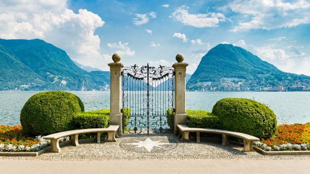 Blick auf den Luganersee von einem Stadtpark aus.