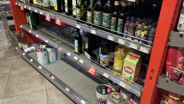 Bei einem Besuch in einer der Filialen des Supermarktes Spar findet man kaum Sonnenblumenöl. Auf KURIER-Anfrage gibt es bei Spar derzeit keine Rationierungen und keine Hamsterkäufe.