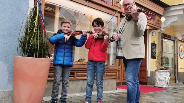 Spielen neben mehreren anderen Ensembles auf: M. Boxleitner, L. Dichlberger, Direktor Blahous