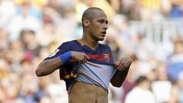 Bauchfrei: Und dazu „oben ohne“ präsentiert sich Neymar. Der Brasilianer soll Köpfchen beweisen und Barcelona zum Sieg über Leverkusen führen.