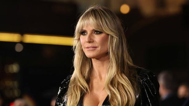 Heidi Klum mit blonden Haaren und schwarzem Kleid.