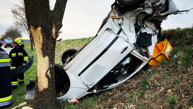 Schwerer Unfall bei St. Pölten: Auto krachte frontal gegen Baum