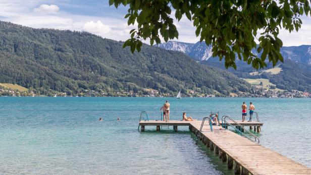 Ein Sprung in den kühlen See ist bei Hitze verlockend: Der Attersee in Oberösterreich ist mit Wassertemperaturen um die 16 Grad derzeit aber noch sehr erfrischend
