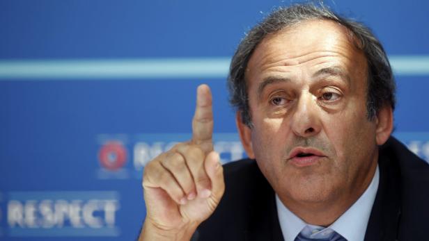 Obacht: Ist etwa auch Michel Platini ein schlimmer Finger? Der UEFA-Boss gerät ins Zwielicht.