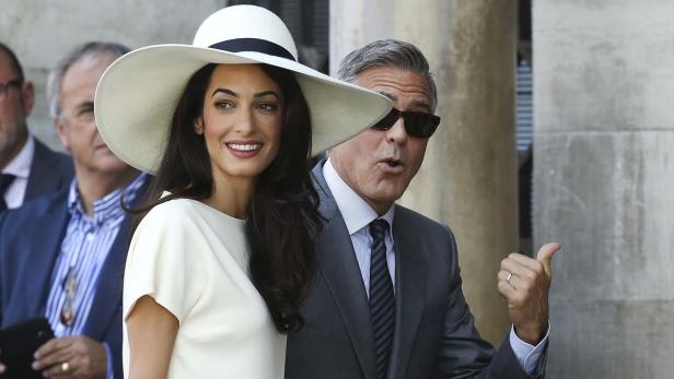 Amal und George Clooney bei einer Veranstaltung.