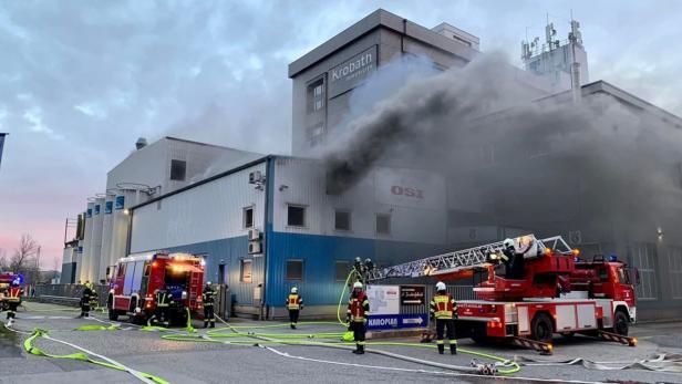 Enns: 18 Feuerwehren kämpften gegen Großbrand in Industriebetrieb