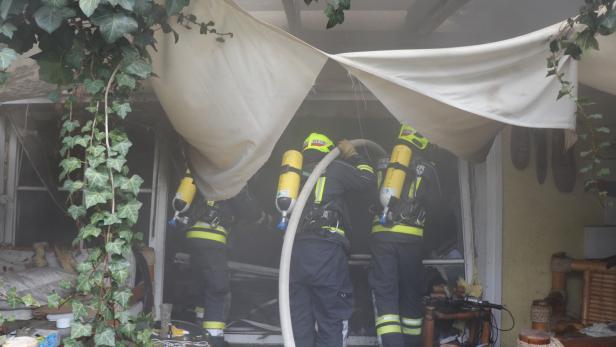 Bezirk Mödling: Feuerwehr rettete Bewusstlosen aus brennendem Haus