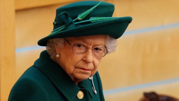 "Müde und erschöpft": Queen bricht mit jahrhundertealter Tradition