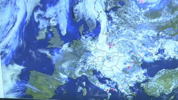 Eine Satellitenaufnahme von Europa mit Wolken und Wetterwarnungen.