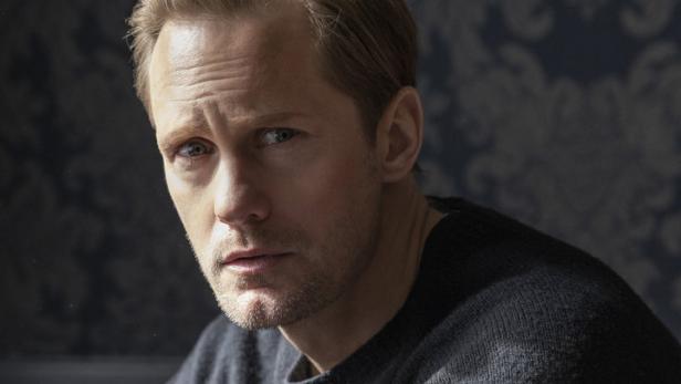 Porträt von Alexander Skarsgård in einem dunklen Pullover.