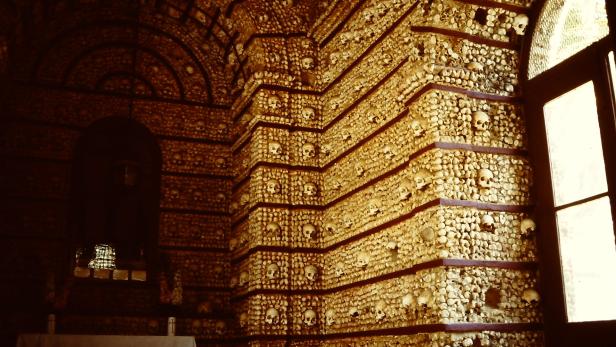 Die Capela dos Ossos in Faro (Portugal) ist ein Beinhaus, das zur Barock-Karmeliterkirche Nossa Senhora do Carmo aus dem 18. Jahrhundert gehört. Gebaut wurde sie aus den Gebeinen von mehr als 1000 Mönchen, es befinden sich 1245 Schädel darin. Über dem Eingang steht die Inschrift: &quot;Halte einen Moment inne, und bedenke, dass Du diesen Zustand erreichen wirst.&quot;