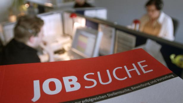 Eine Broschüre zum Thema Jobsuche liegt in einem Büro.