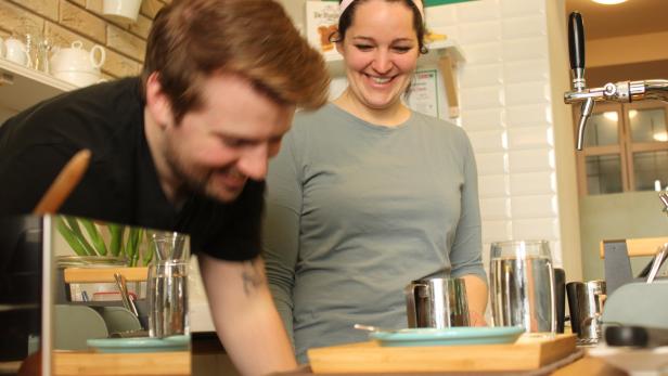 Marietta Pisec udn Quinten Versluis haben das erste niederländische Kaffeehaus in der Stadt eröffnet.