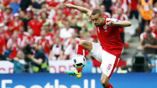 Ein österreichischer Fußballspieler am Ball vor einer Zuschauermenge.