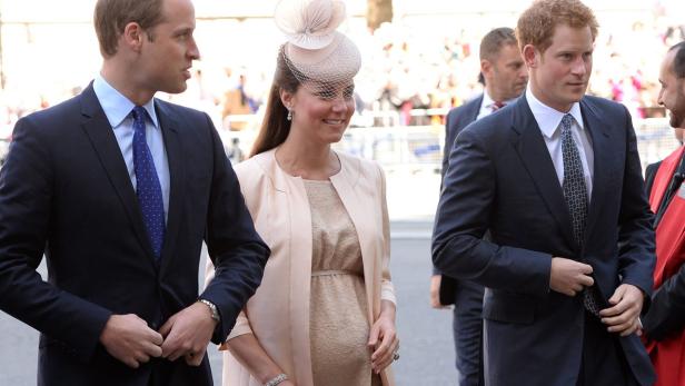 Prinz William, Kate Middleton (schwanger) und Prinz Harry bei einer Veranstaltung.